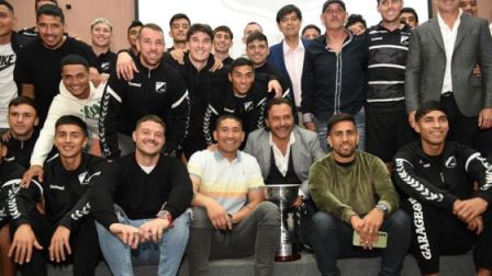 Orgullo salteño: Sáenz recibió al plantel de Central Norte tras su histórico ascenso a Primera Nacional